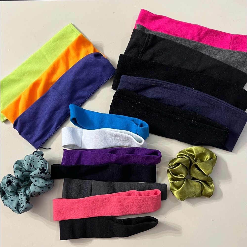 LOT OF 16 HEADBANDS IN VARIOUS COLORS AND 6 HAIR SCRUNCHIES